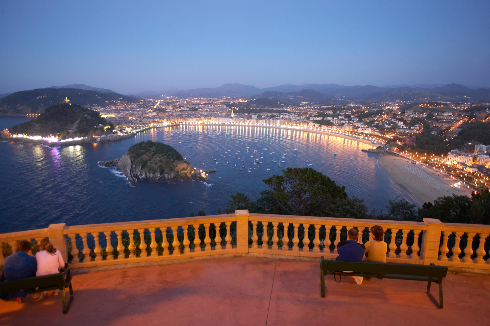 View of the bay of La Concha from the viewing point on Mount Igueldo © @donostiaturismoa
