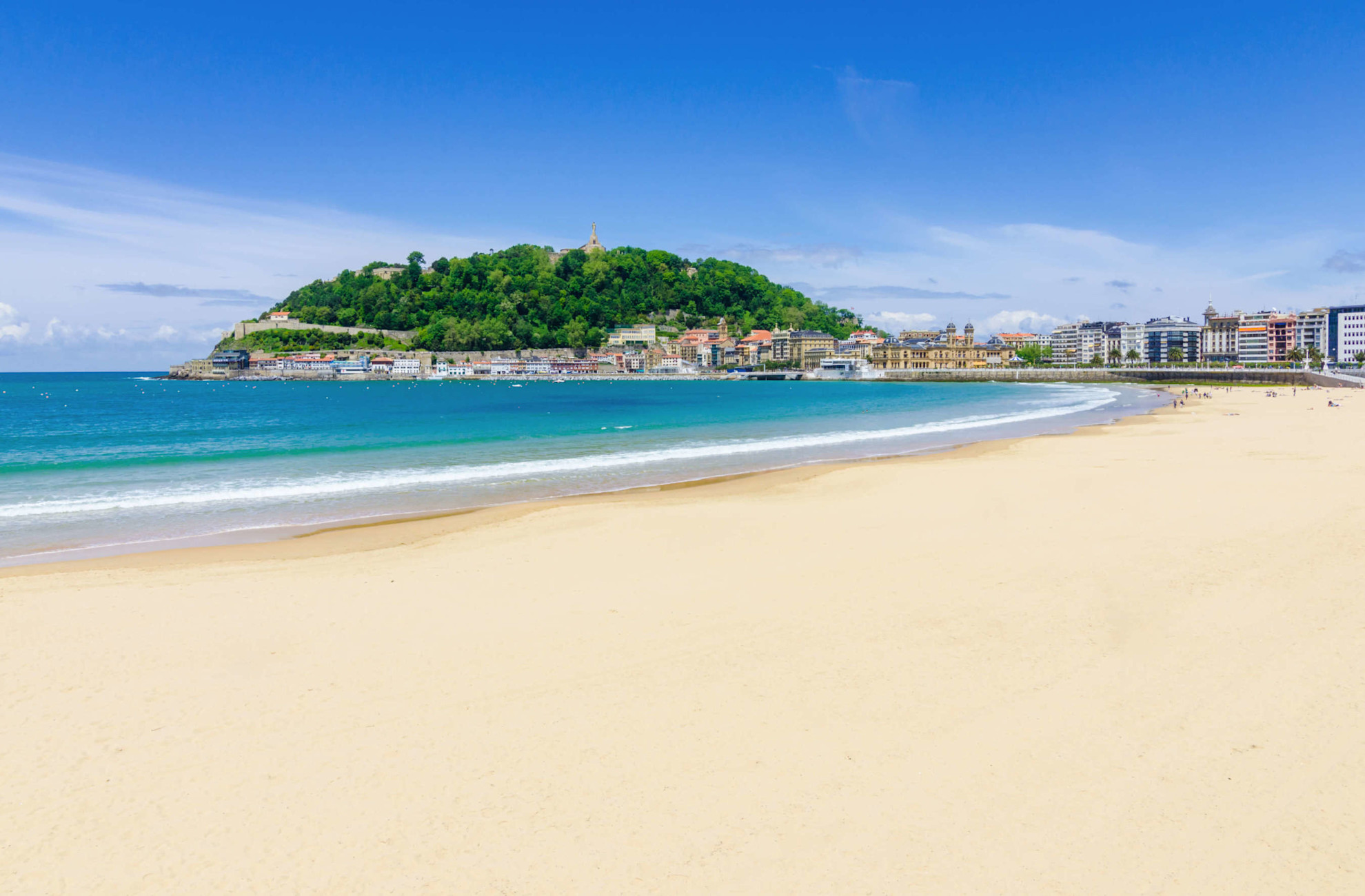 The wide expanse of La Concha beach, San Sebastián © AdobeStock