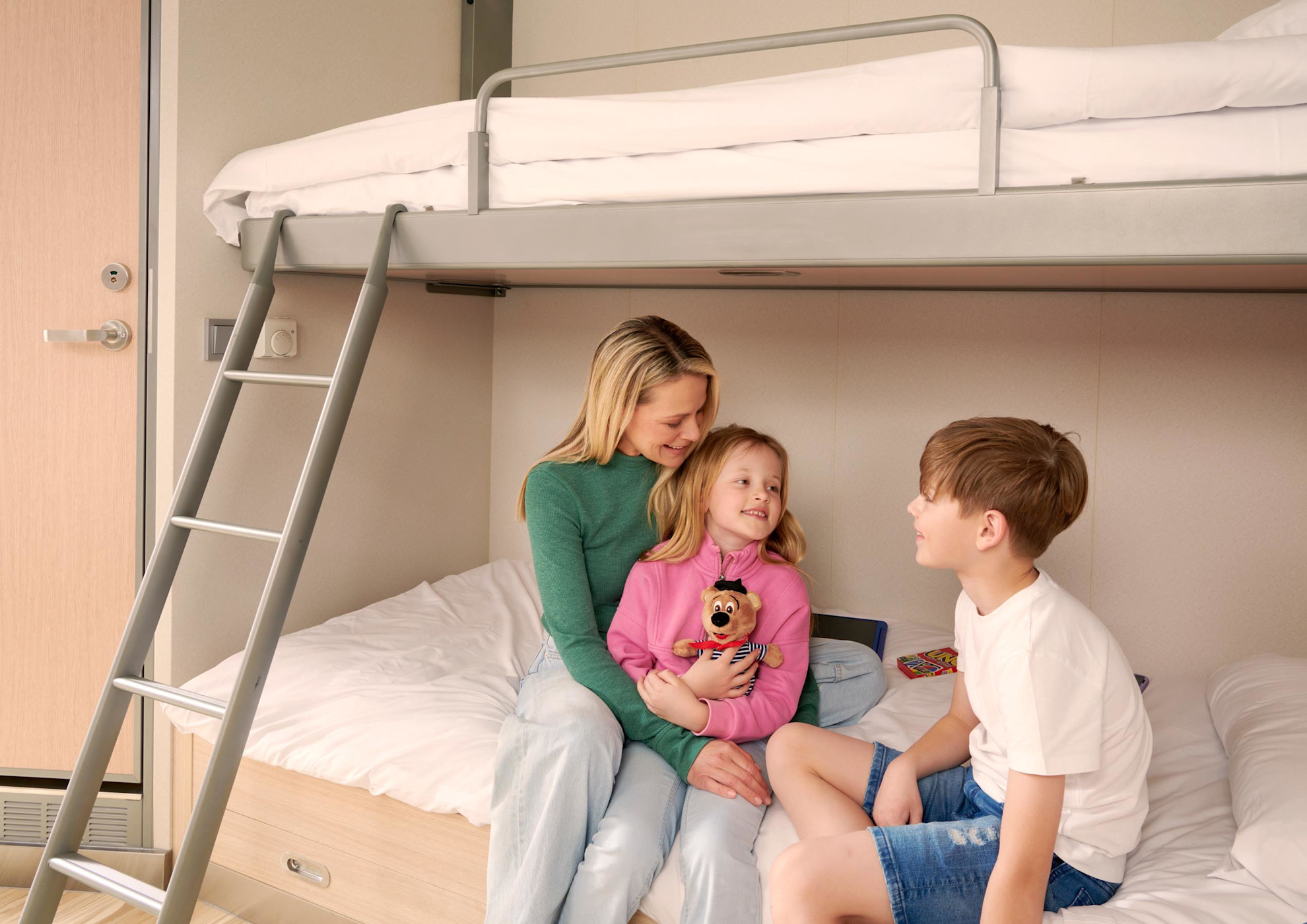 Family sat on bunk beds in cabin on Brittany Ferries 澳洲幸运10十168体彩开奖网' Saint-Malo