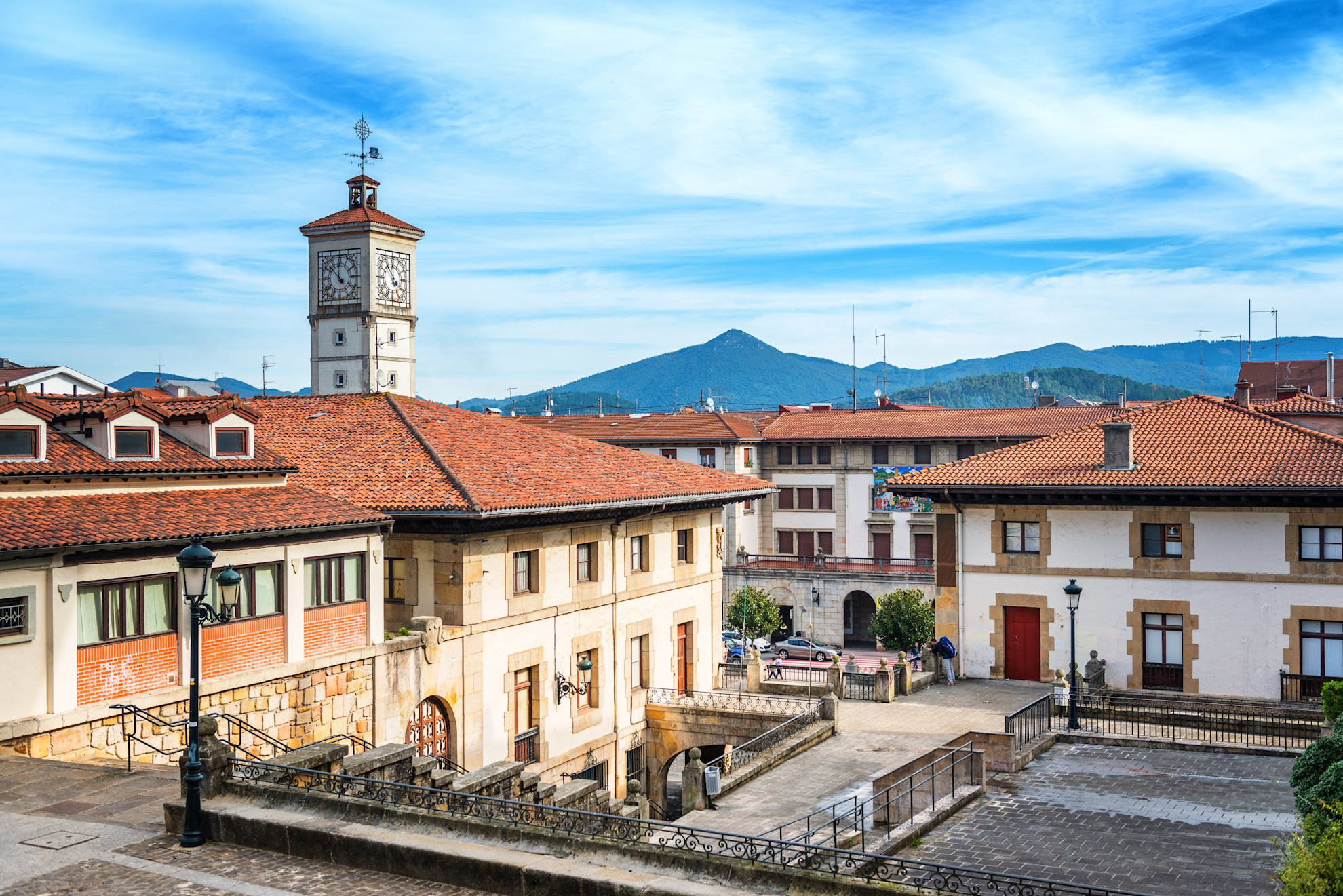 A view of a town in Gernika-Lumo with a mountainous background